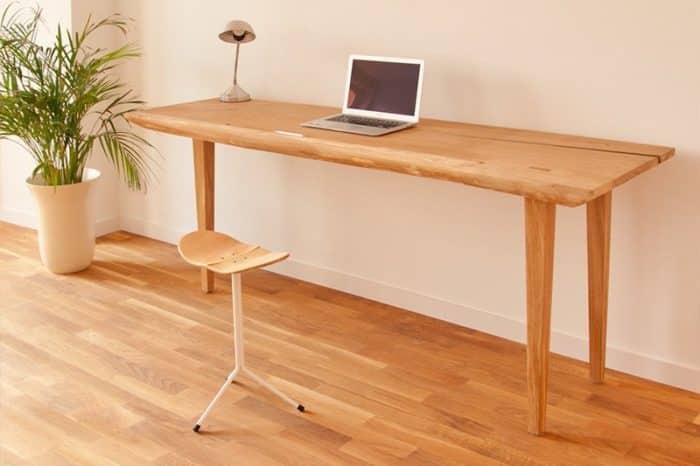 Tres pies side table