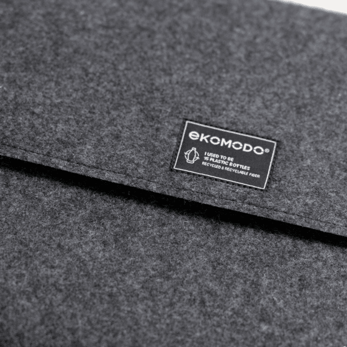 funda-de-ordenador-ecologica-gris-oscuro-lapatx-ekohunters-accesorios-oficina-sostenibles-ekomodo