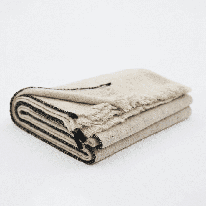 merino-whool-plaid-sisteron-black-ekohunters-ecodesign-teixidors