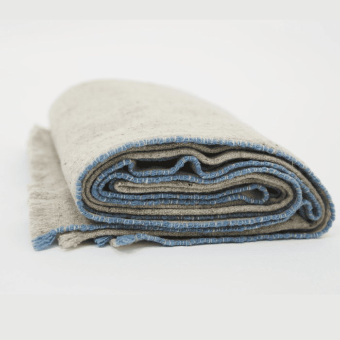 manta-sisteron-lana-merino-azul-ekohunters-decoracion-sostenible