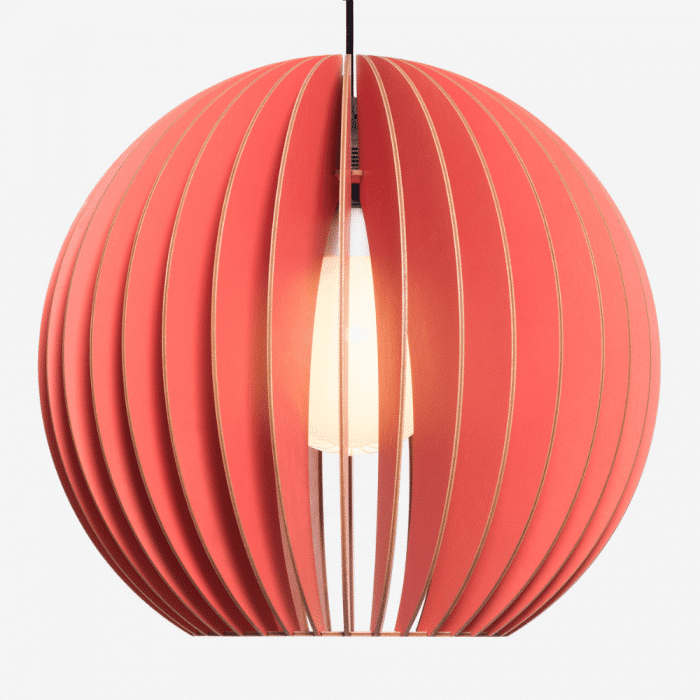 lampara-madera-sostenible-aion-Xl-rojo-color-cable-negro-ekohunters-iumi