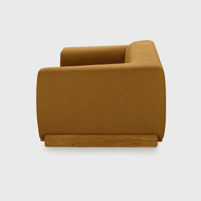 sofa-saler-mostaza-2-plazas-textil-symphony-mills-copenhagen-ekohunters-sofas-ecologicos-mobiliario-sostenible-interiorismo-sostenible-ecodiseño-emko