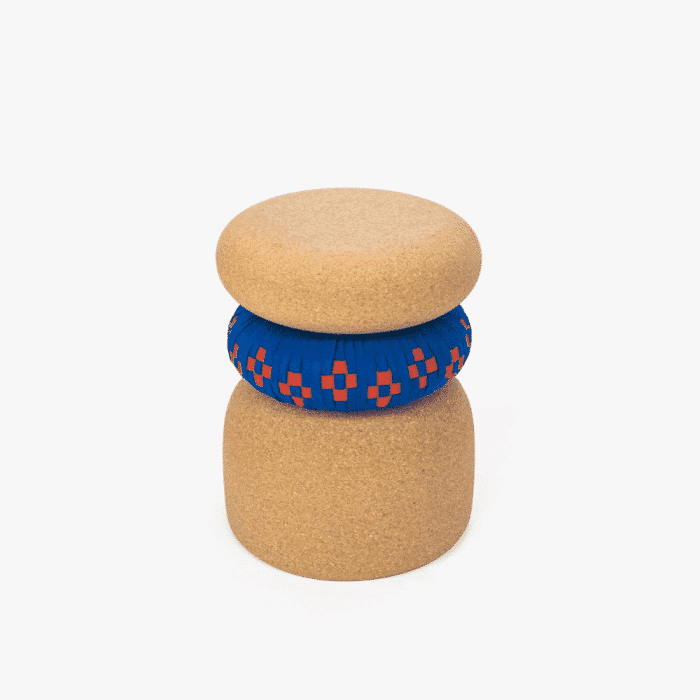 taburete-pequeno-sostenible-varina-azul-corcho-dam-ekohunters-ecodiseño-muebles-ecologicos-ecodiseño (2)