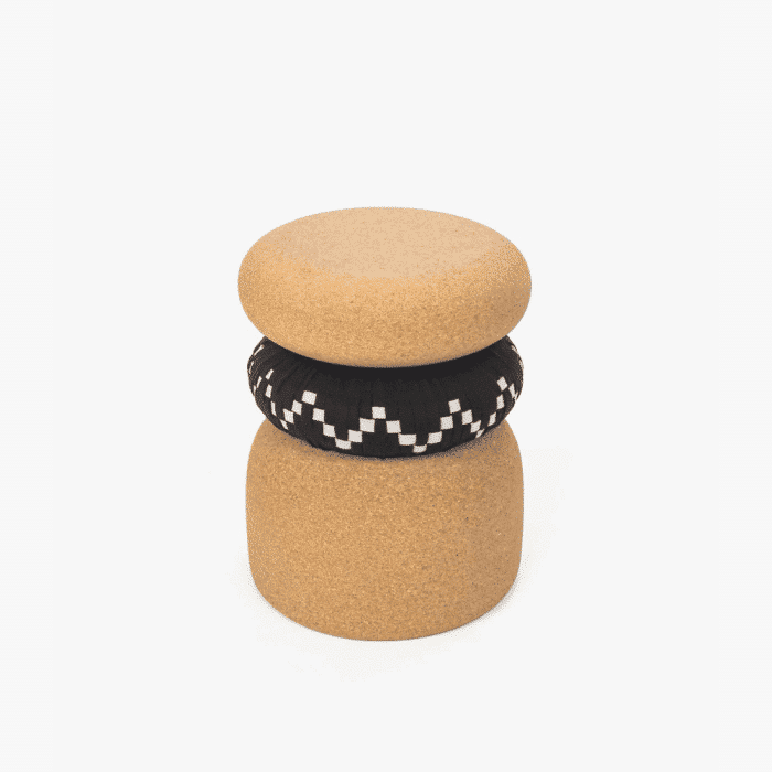 taburete-pequeno-sostenible-varina-negro-corcho-dam-ekohunters-ecodiseño-muebles-ecologicos